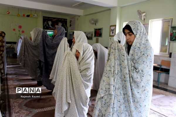 نماز جماعت ظهر و عصر مدرسه  ام‌البنین شهرستان بوشهر