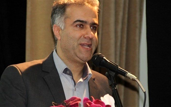 از هادی احمد نیا معاون سوادآموزی آموزش و پرورش استان به عنوان ارائه دهنده طرح پژوهشی برتر کشوری تجلیل به عمل آمد