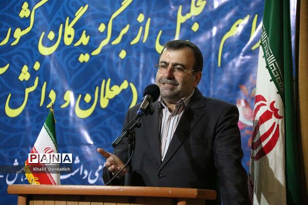تجلیل از معلمان و دانش‌آموزان پژوهنده برتر مازندران