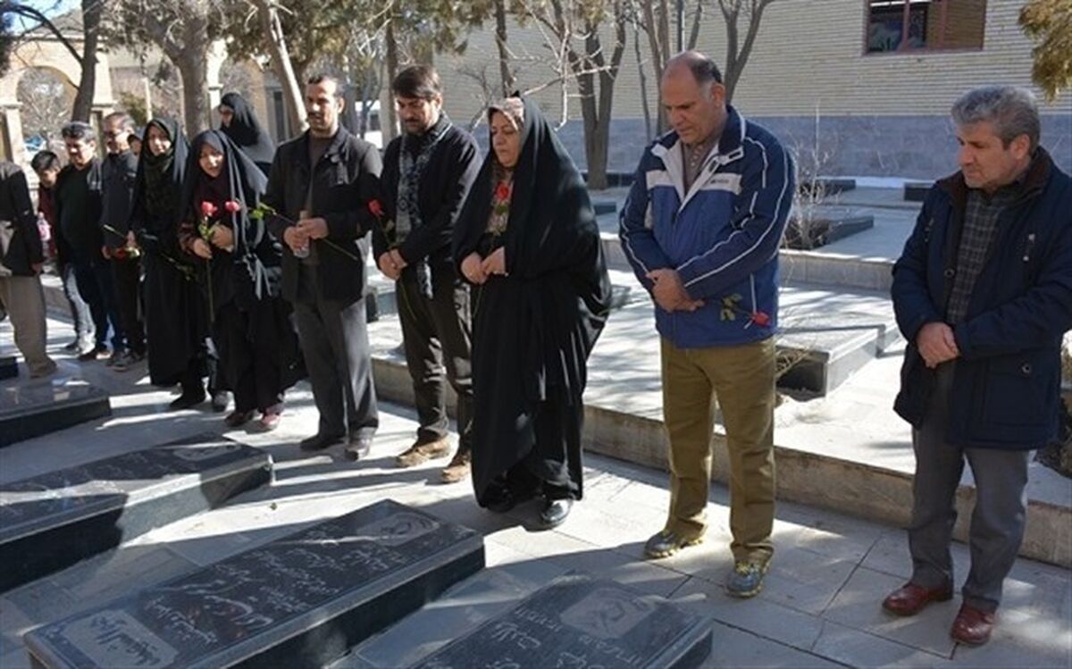 همزمان با هفته سوادآموزی گلزار شهدای سنندج غبار روبی و عطر افشانی شد