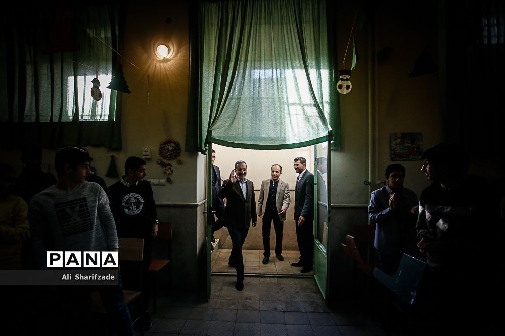 حضور سرزده وزیر آموزش و پرورش  در جشن سال نو دانش‌آموزان ارمنی