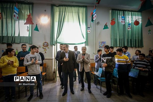 حضور سرزده وزیر آموزش و پرورش  در جشن سال نو دانش‌آموزان ارمنی