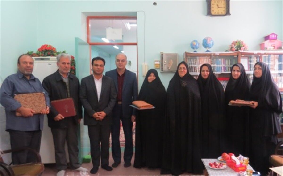 تجلیل از دست اندر کاران برگزاری دوره آموزشی مرحله کشوری سیزدهمین المپیاد نجوم و اختر فیزیک