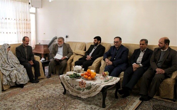 مشاور وزارت کشور با خانواده شهیدان عباسی در شهرری دیدار کرد