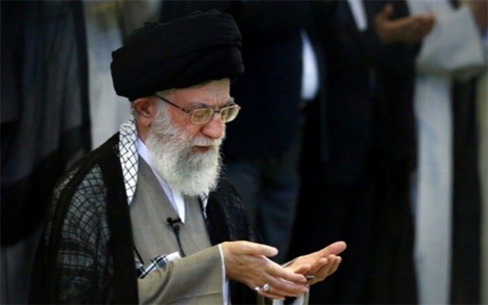 رهبر انقلاب بر پیکر آیت الله‌ هاشمی  شاهرودی نماز می‌گذارند