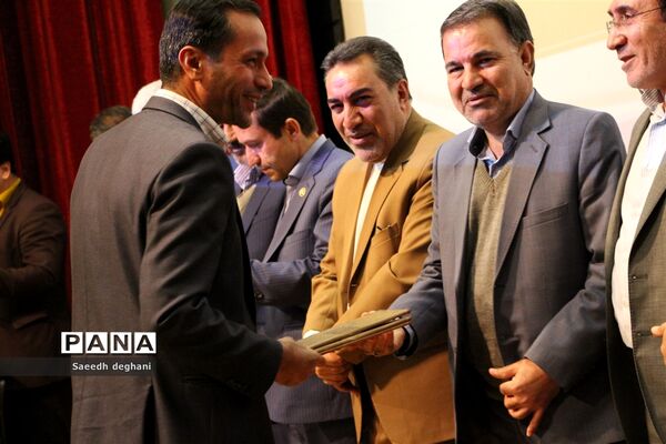 گرامیداشت معلمان و دانش‌آموزان برتر پژوهشگر در فارس