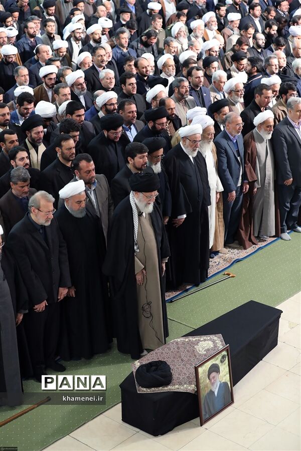 مراسم اقامه نماز بر پیکر آیت‌الله هاشمی شاهرودی به امامت رهبر انقلاب