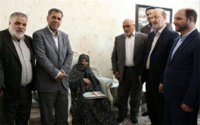 ایران اسلامی به برکت خون هزاران شهید و از خودگذشتگی ایثارگران بر بلندای اقتدارو عزت ایستاده است