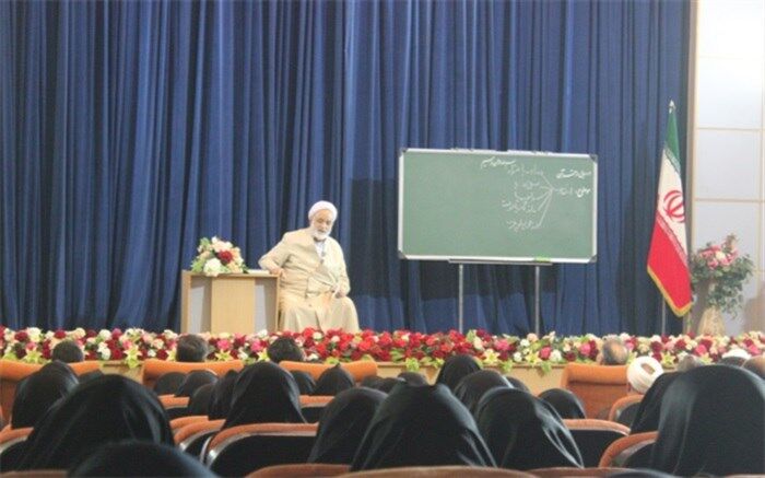 حجت الاسلام قرائتی : آموزش جوانان بایدمتصل به پرورش صحیح در راستای مسیر الهی باشد