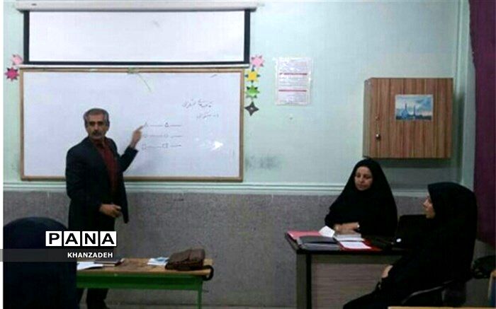 نشست  شعرخوانی و نقد شعر دانش آموزان و دبیران ادبیات