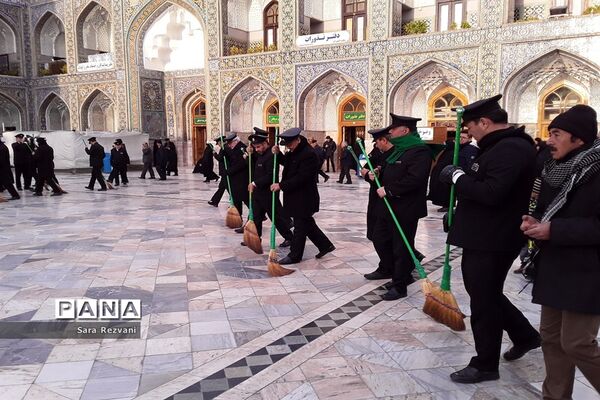 آئین سنتی غبارروبی محوطه حرم امام مهربانی‌هادر مشهد مقدس