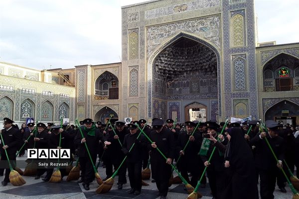 آئین سنتی غبارروبی محوطه حرم امام مهربانی‌هادر مشهد مقدس