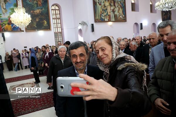 حضور احمدی‌نژاد در مراسم سال نو میلادی  ارامنه شرق تهران