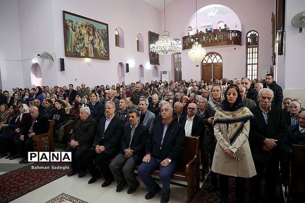 حضور احمدی‌نژاد در مراسم سال نو میلادی  ارامنه شرق تهران