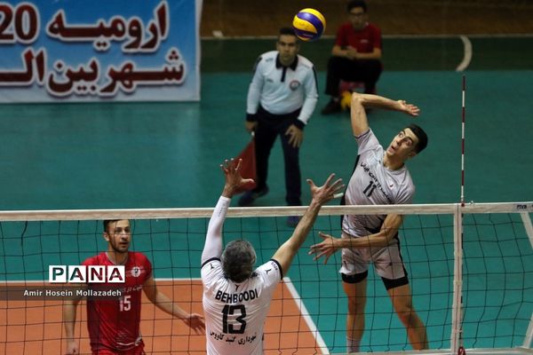 دیدار تیم‌های والیبال دورنای ارومیه و شهرداری گنبد