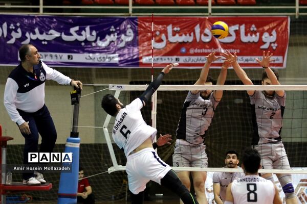 دیدار تیم‌های والیبال دورنای ارومیه و شهرداری گنبد