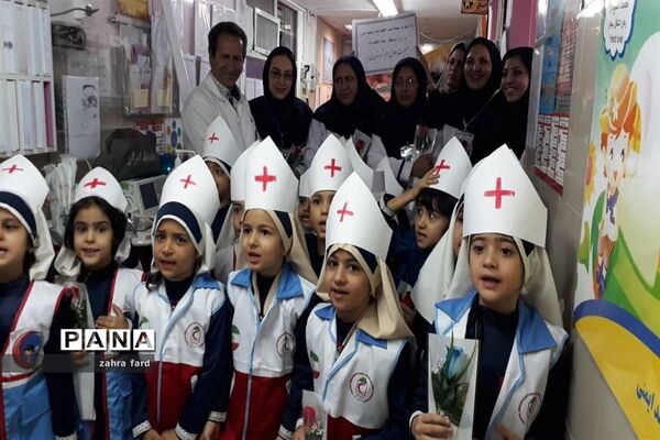 تقدیر از مقام پرستار توسط مسئولان شهرستان نی‌ریز