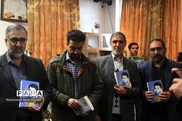 مراسم رونمایی وامضای کتاب سرباز کوچک امام