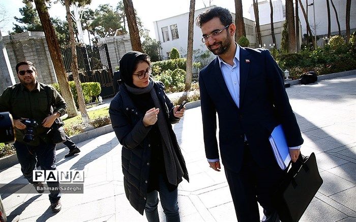 آذری جهرمی: وزارت صنعت مسئول رسیدگی به بازار موبایل شد؛ رحمانی: پیگیر هستیم