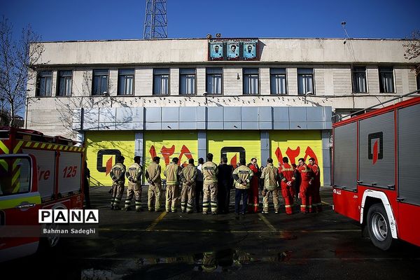 تقدیر دانش‌آموزان مدرسه لقمان منطقه 12 از آتش نشانان در سالروز حادثه پلاسکو
