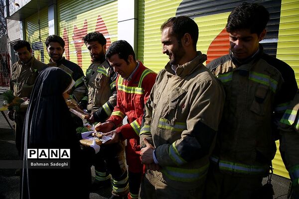 تقدیر دانش‌آموزان مدرسه لقمان منطقه 12 از آتش نشانان در سالروز حادثه پلاسکو