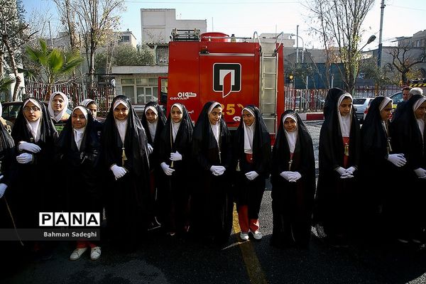 تقدیر دانش‌آموزان مدرسه لقمان منطقه 12 از آتش نشانان در سالروز حادثه پلاسکو