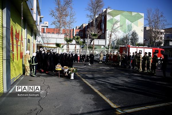 تقدیر دانش‌آموزان مدرسه لقمان منطقه 12 از آتش نشانان در سالروز حادثه پلاسکو