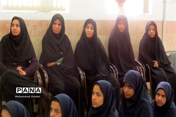 برگزاری نشست کتابخوان‌های مدرسه‌ای در دبیرستان فرزانگان شهدای اردکان