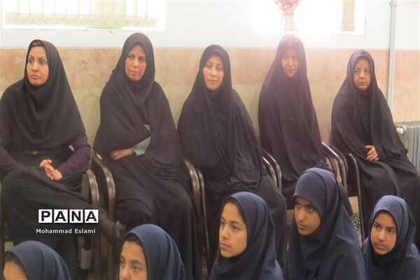 برگزاری نشست کتابخوان‌های مدرسه‌ای در دبیرستان فرزانگان شهدای اردکان