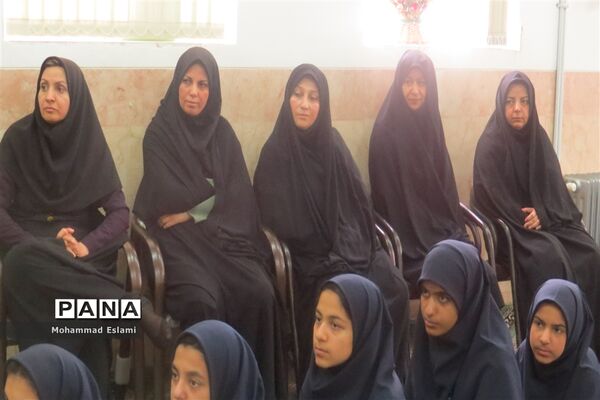 برگزاری نشست کتابخوان‌های مدرسه‌ای در دبیرستان فرزانگان شهدای اردکان