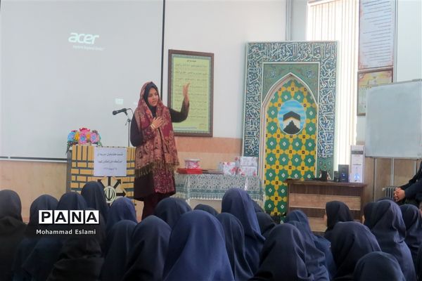 برگزاری نشست کتابخوان‌های مدرسه‌ای در دبیرستان فرزانگان شهدای اردکان