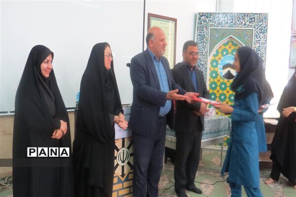 تقدیر از دبیران برتر معارف و دانش‌آموزان حائز رتبه‌های کشوری قرآن سمپاد دبیرستان فرزانگان شهدای اردکان