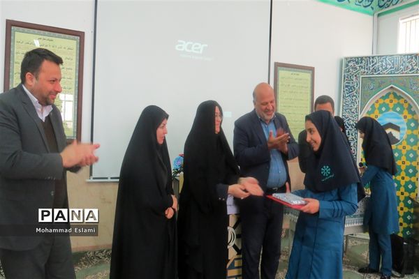 تقدیر از دبیران برتر معارف و دانش‌آموزان حائز رتبه‌های کشوری قرآن سمپاد دبیرستان فرزانگان شهدای اردکان