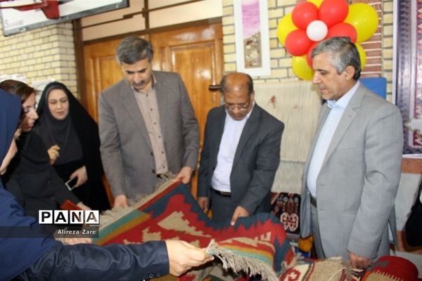 بازدید مدیرکل انجمن اولیا و مربیان وزارت آموزش و پرورش از نمایشگاه دستاوردهای دانش‌آموزان