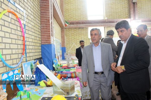 بازدید مدیرکل انجمن اولیا و مربیان وزارت آموزش و پرورش از نمایشگاه دستاوردهای دانش‌آموزان
