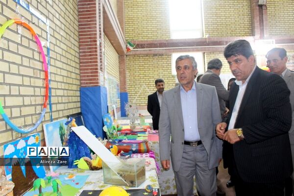 بازدید مدیرکل انجمن اولیا و مربیان وزارت آموزش و پرورش از نمایشگاه دستاوردهای دانش‌آموزان