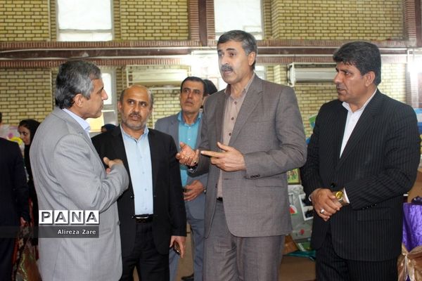بازدید مدیرکل انجمن اولیا و مربیان وزارت آموزش و پرورش از نمایشگاه دستاوردهای دانش‌آموزان