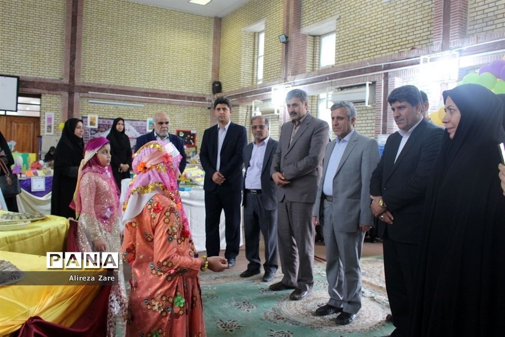 بازدید مدیرکل انجمن اولیا و مربیان وزارت آموزش و پرورش از نمایشگاه دستاوردهای دانش‌آموزان