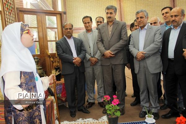 بازدید مدیرکل انجمن اولیا و مربیان وزارت آموزش و پرورش از نمایشگاه دستاوردهای دانش‌آموزان