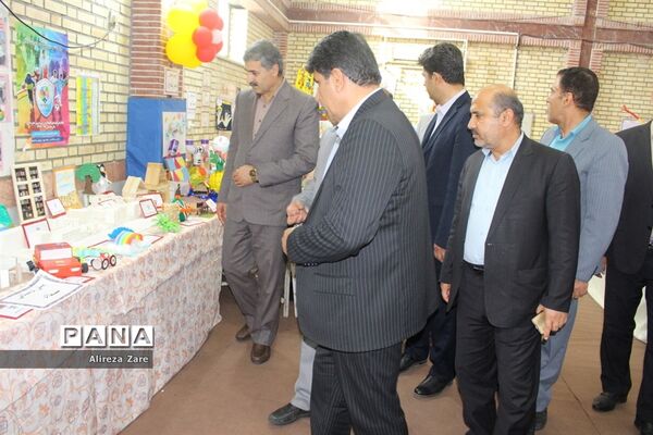 بازدید مدیرکل انجمن اولیا و مربیان وزارت آموزش و پرورش از نمایشگاه دستاوردهای دانش‌آموزان