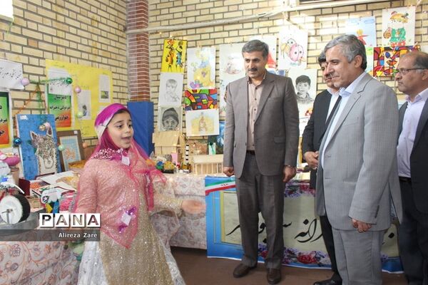بازدید مدیرکل انجمن اولیا و مربیان وزارت آموزش و پرورش از نمایشگاه دستاوردهای دانش‌آموزان