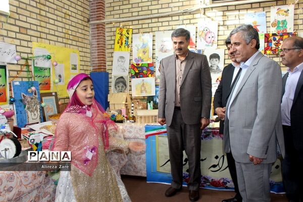 بازدید مدیرکل انجمن اولیا و مربیان وزارت آموزش و پرورش از نمایشگاه دستاوردهای دانش‌آموزان