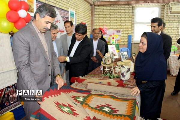 بازدید مدیرکل انجمن اولیا و مربیان وزارت آموزش و پرورش از نمایشگاه دستاوردهای دانش‌آموزان