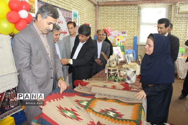 بازدید مدیرکل انجمن اولیا و مربیان وزارت آموزش و پرورش از نمایشگاه دستاوردهای دانش‌آموزان