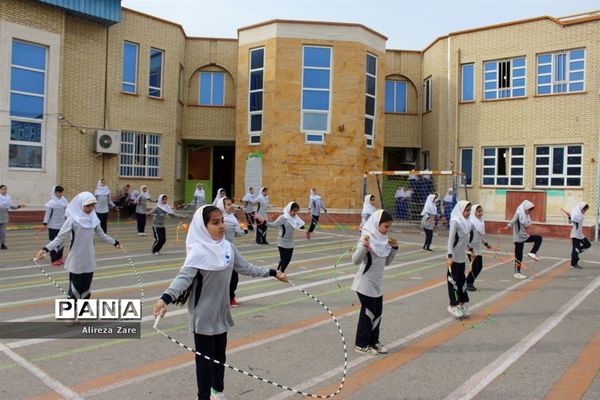 بازدید مدیرکل انجمن اولیا و مربیان وزارت آموزش و پرورش از نمایشگاه دستاوردهای دانش‌آموزان