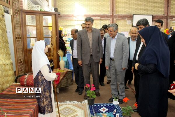 بازدید مدیرکل انجمن اولیا و مربیان وزارت آموزش و پرورش از نمایشگاه دستاوردهای دانش‌آموزان