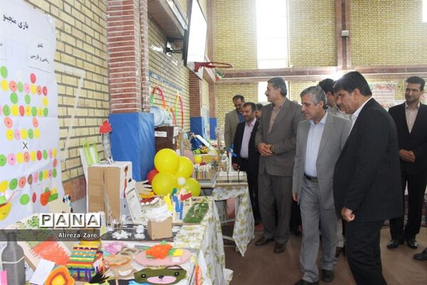 بازدید مدیرکل انجمن اولیا و مربیان وزارت آموزش و پرورش از نمایشگاه دستاوردهای دانش‌آموزان