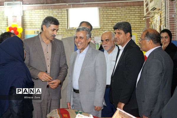 بازدید مدیرکل انجمن اولیا و مربیان وزارت آموزش و پرورش از نمایشگاه دستاوردهای دانش‌آموزان