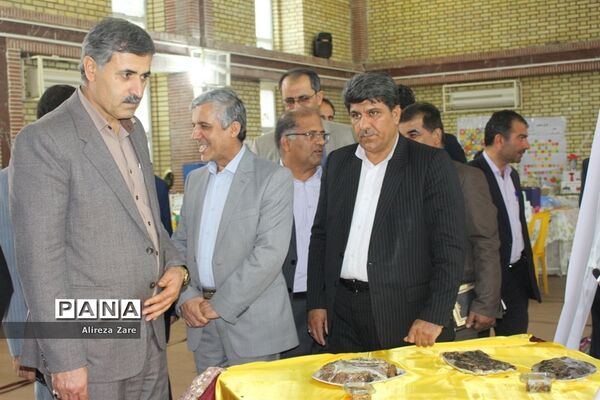 بازدید مدیرکل انجمن اولیا و مربیان وزارت آموزش و پرورش از نمایشگاه دستاوردهای دانش‌آموزان