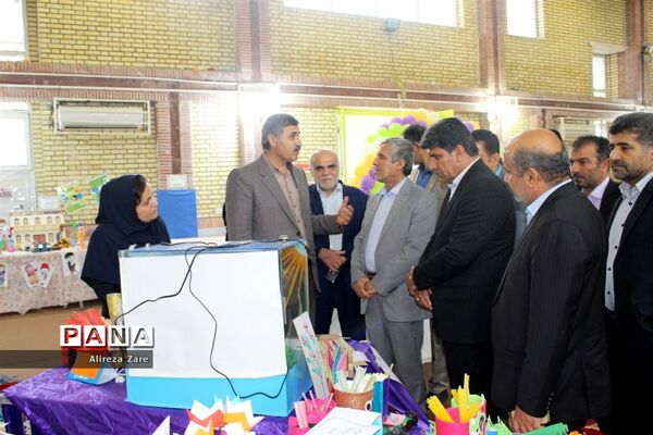 بازدید مدیرکل انجمن اولیا و مربیان وزارت آموزش و پرورش از نمایشگاه دستاوردهای دانش‌آموزان